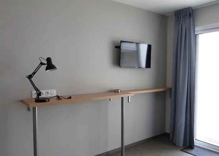 Avec Balcon, 1 Chambre, Piscine, Jacuzzi, Parking Privé, Accès Direct Et Commerces - Fr-1-194-221 *