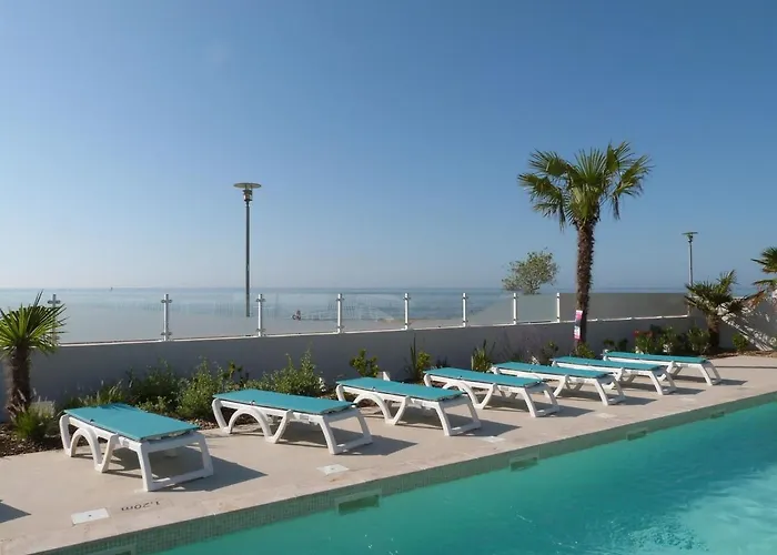 Appartamento Avec Balcon, 1 Chambre, Piscine, Jacuzzi, Parking Privé, Accès Direct Et Commerces - Fr-1-194-221 La Tranche-sur-Mer